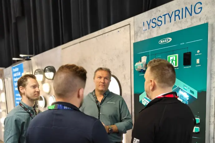 zencontrol besvarer spørgsmål på messe
